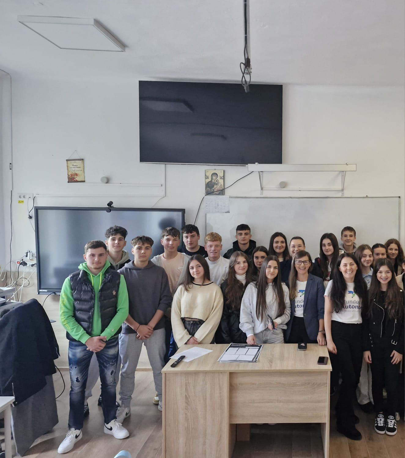 🌿 În inima munților Neamțului, la Borca, acolo unde aerul e curat și oamenii te întâmpină cu zâmbetul pe buze, am descoperit un lucru prețios: există o generație care gândește sustenabil, visează curajos și acționează cu sens. 💫